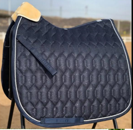 Mantilla Inglesa Acolchada Azul Oscuro – Con Detalles de Borrega
